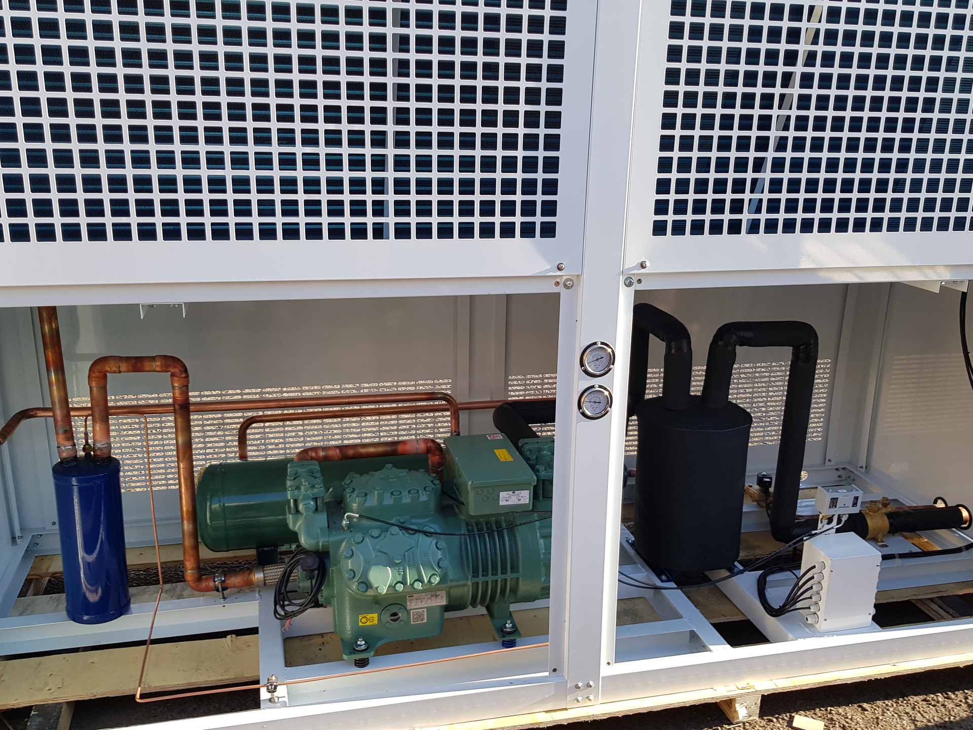 Refrigeration unit outside in a enclosed box